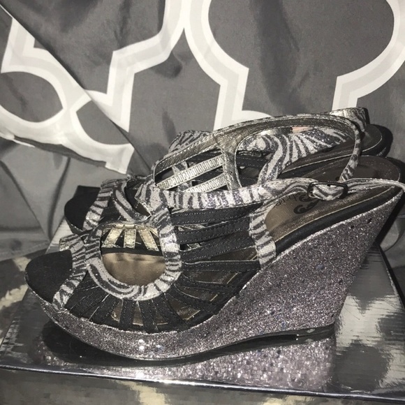 Buckle DayTrip zebra sparkly wedges - Picture 7 of 8